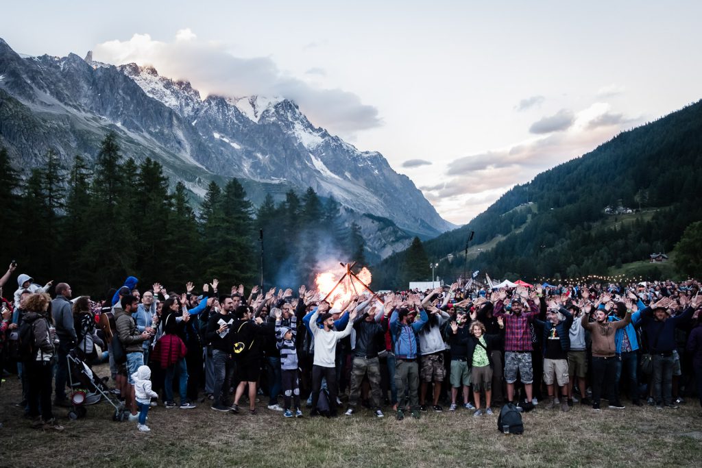 I 1000 cantano tender dei blur davanti il falò, 2017