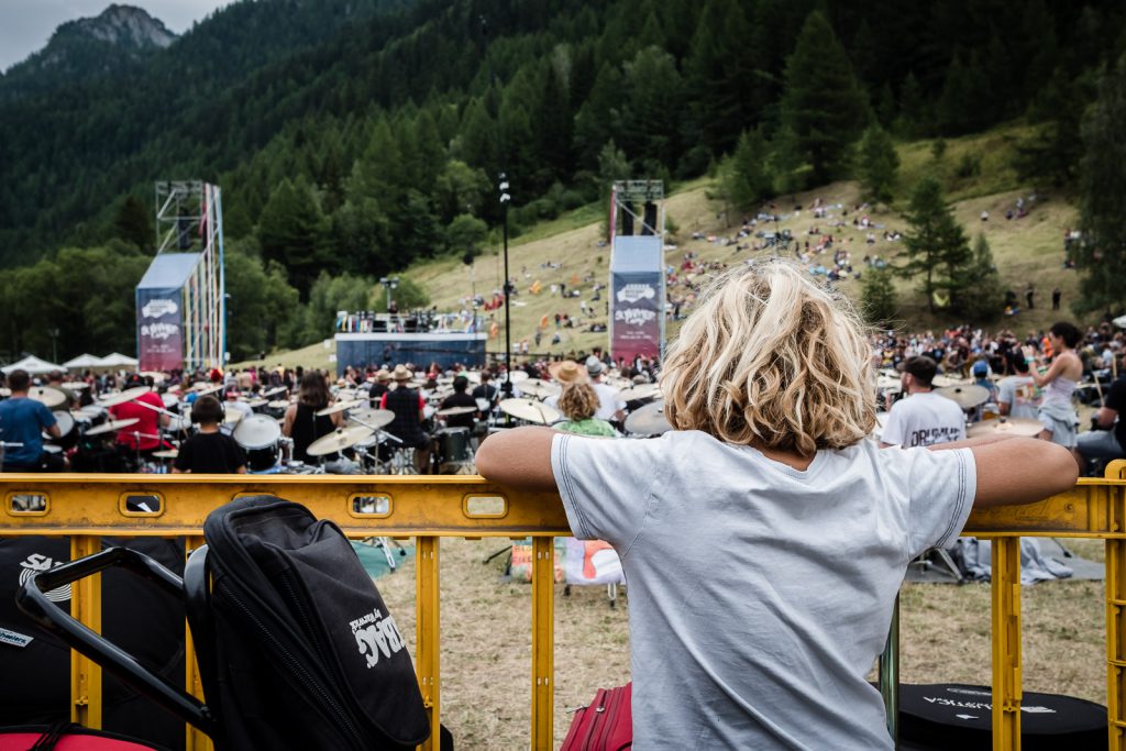 bambino osserva il concerto alle spalle dei musicisti